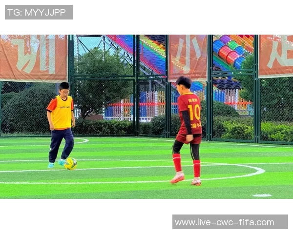 狮子在绿茵场上尽情挥洒汗水踢足球的精彩瞬间图片展示